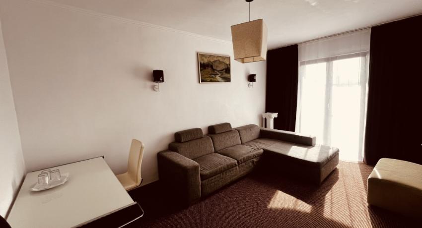 Apartament cu balcon, cu vedere la strada